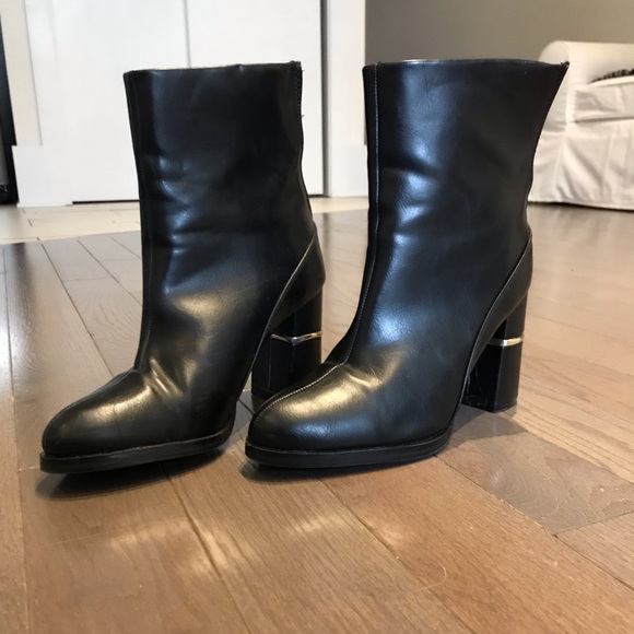 Heals with Gold Accent - Picture 3 of 4